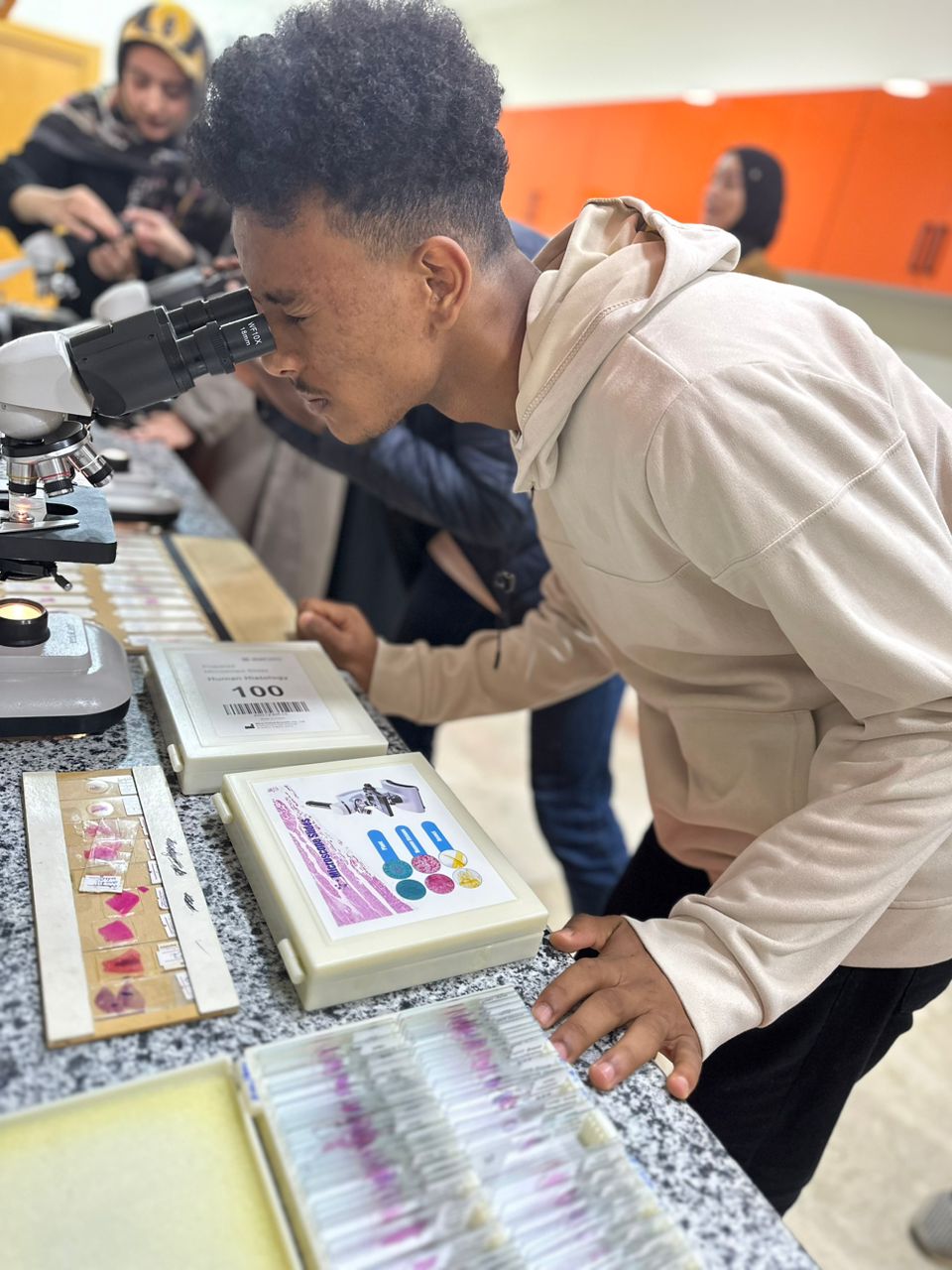 High school students from Al-Afaq Al-Manar School are undertaking a scientific visit to the College of Medicine at the university.